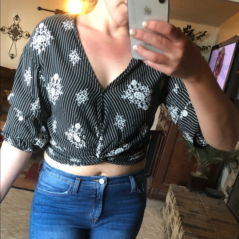 Black floral crop top